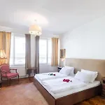 Luxury 3Bedrs 2Baths Apartment By Old Town Square