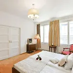 Luxury 3Bedrs 2Baths Apartment By Old Town Square