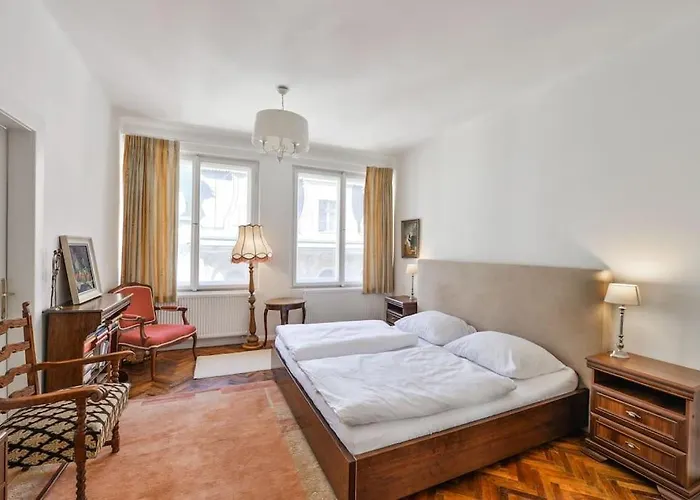 Luxury 3Bedrs 2Baths Apartment By Old Town Square
