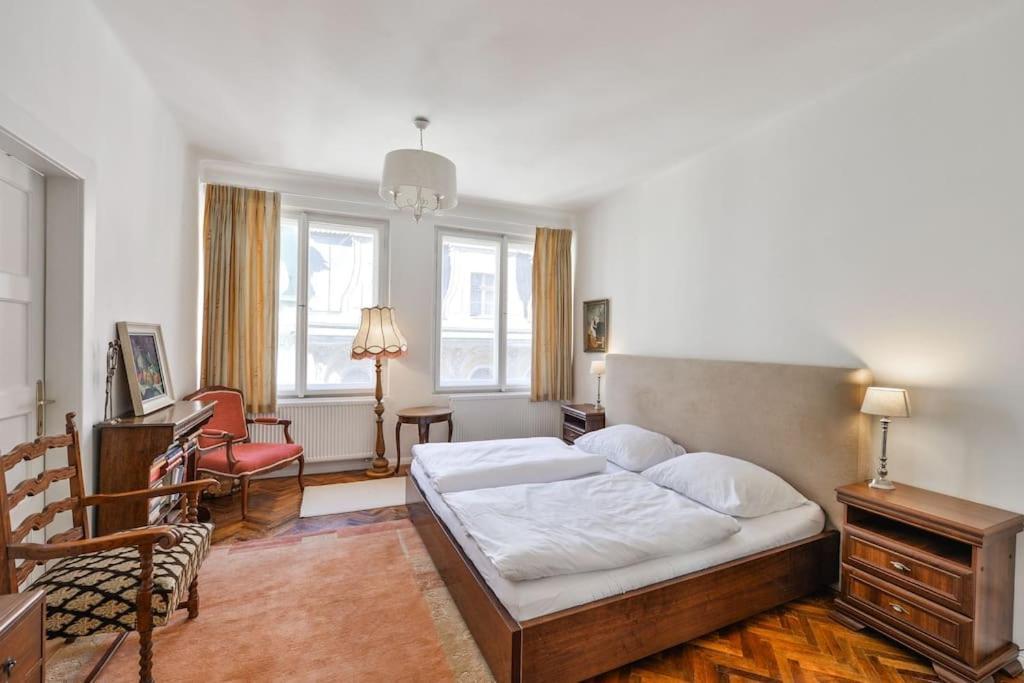 Luxury 3bedrs 2baths By Old Town Square Apartment