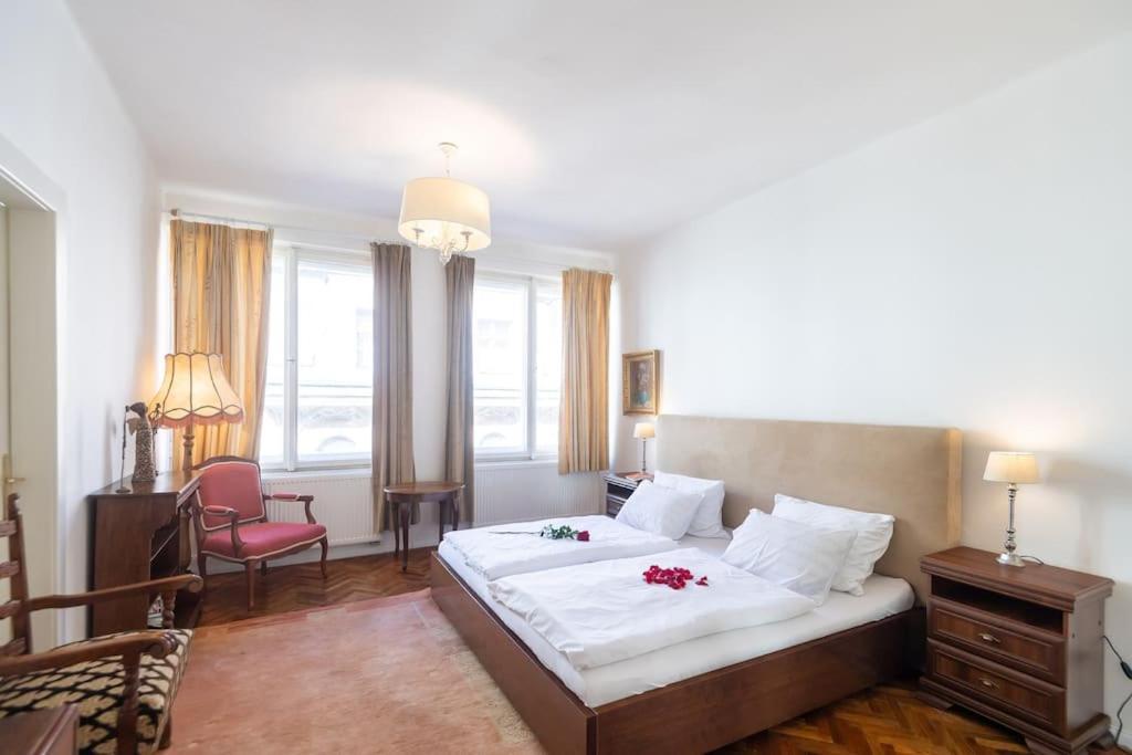 Apartment Luxury 3bedrs 2baths By Old Town Square