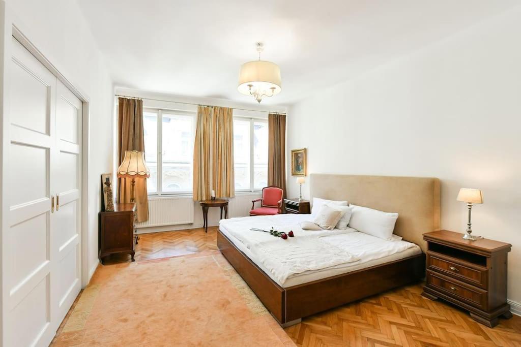 Luxury 3bedrs 2baths By Old Town Square Apartment Prague