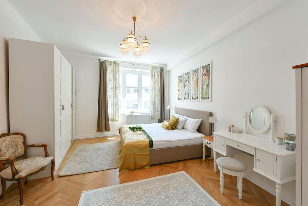 Apartment Luxury 3bedrs 2baths By Old Town Square *