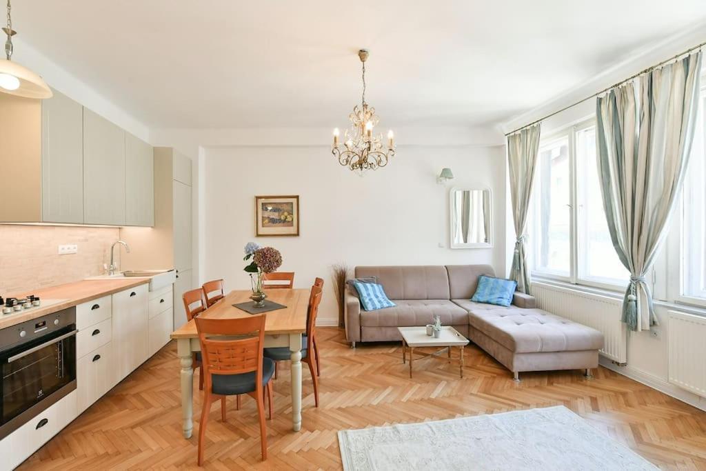 Luxury 3bedrs 2baths By Old Town Square Apartment *