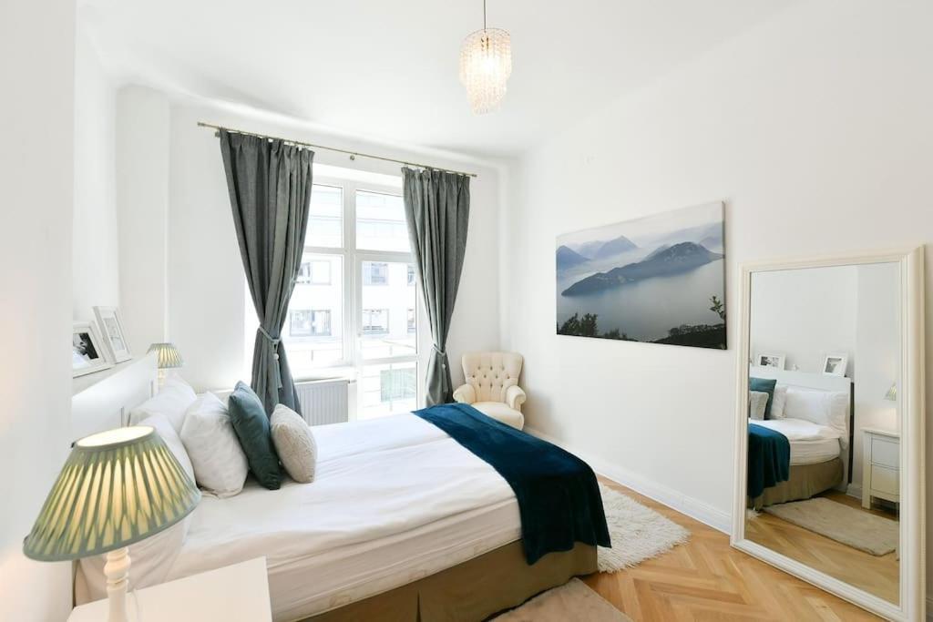 Luxury 3bedrs 2baths By Old Town Square Apartment *