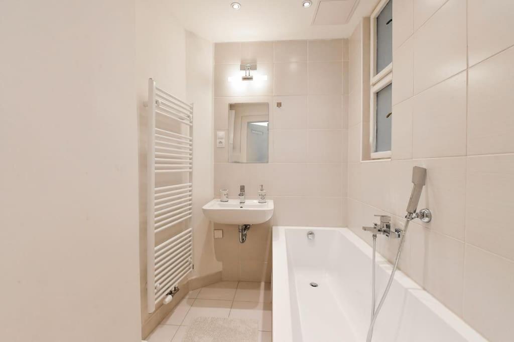 Luxury 3bedrs 2baths By Old Town Square Apartment