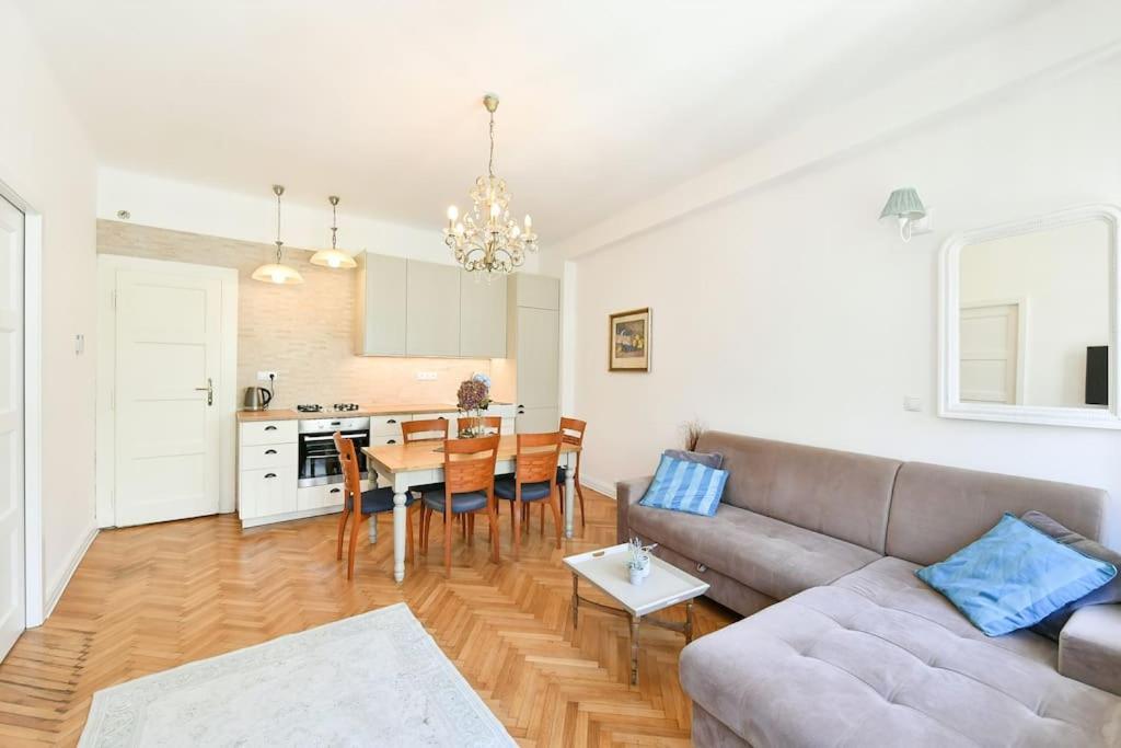 Luxury 3bedrs 2baths By Old Town Square *