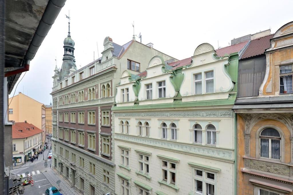 Luxury 3bedrs 2baths By Old Town Square Apartment