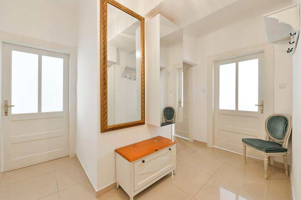 Luxury 3bedrs 2baths By Old Town Square Apartment