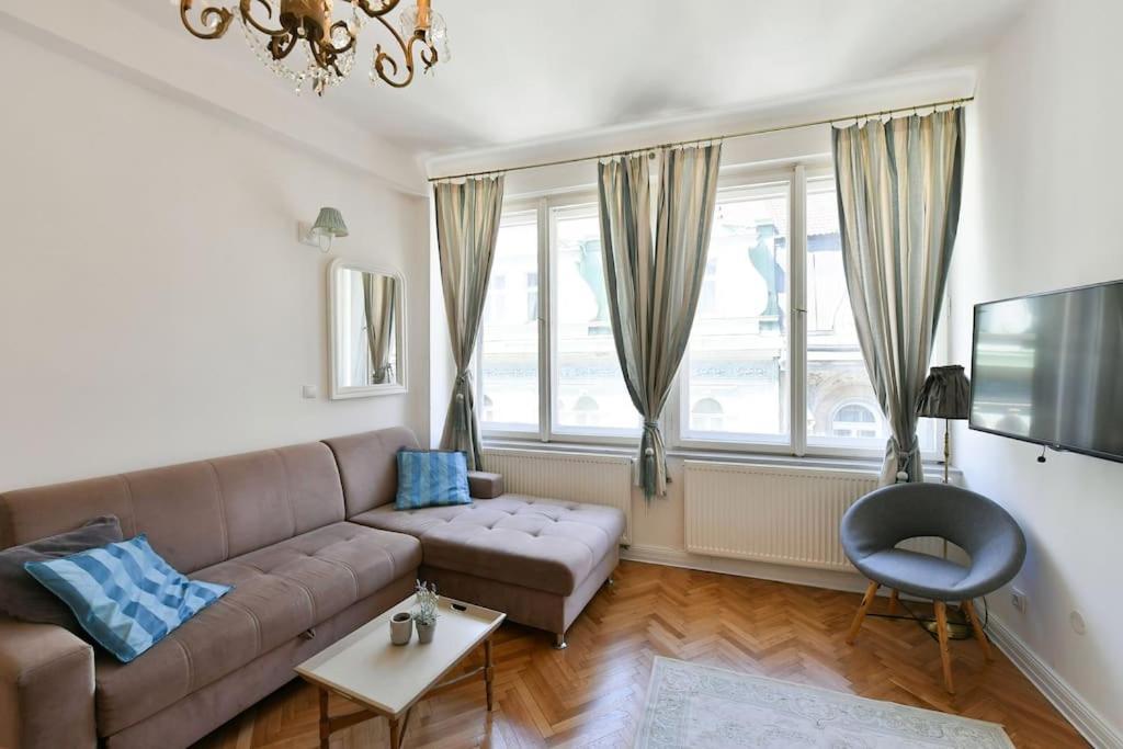 Apartment Luxury 3bedrs 2baths By Old Town Square