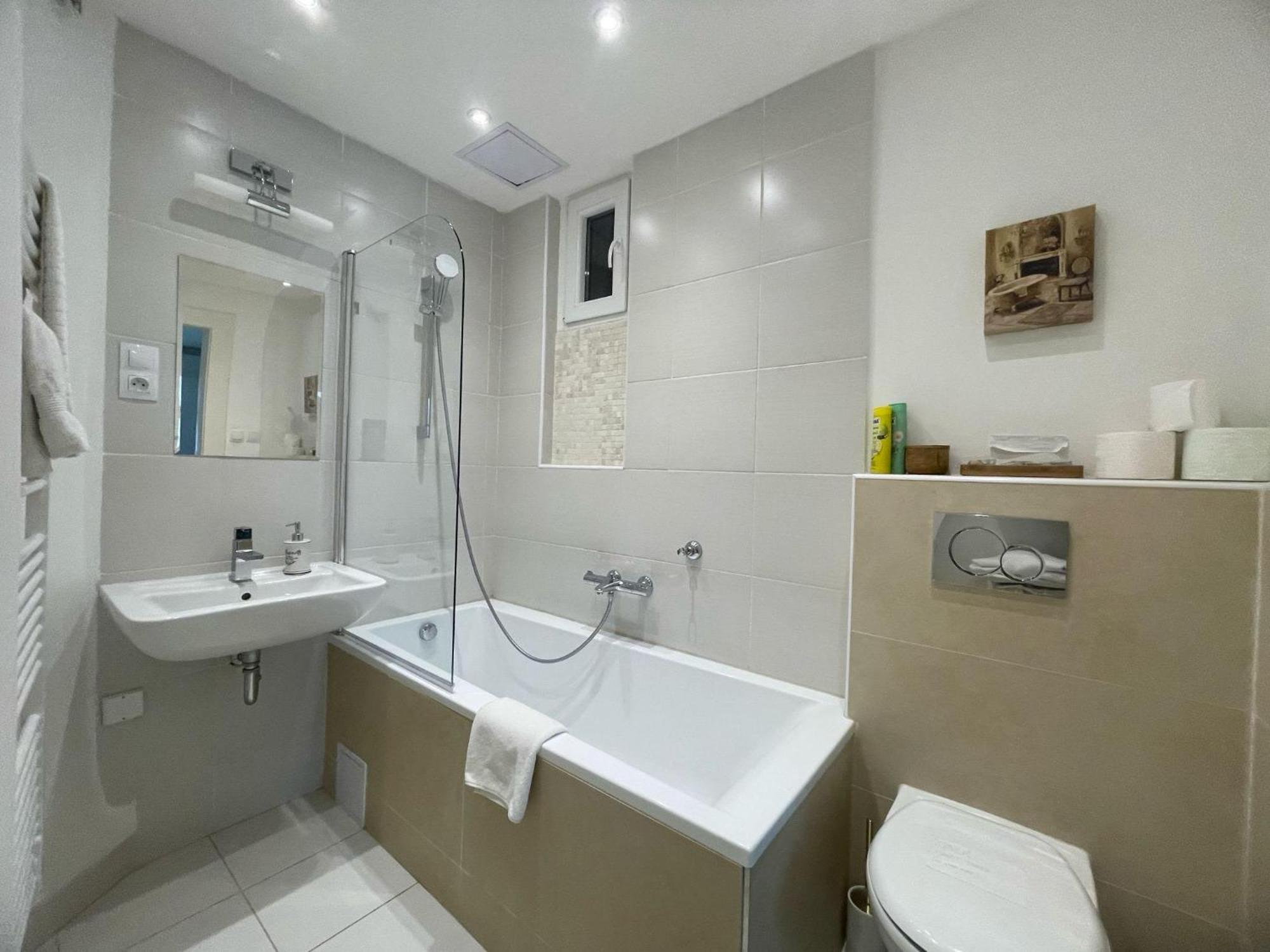 Luxury 3bedrs 2baths By Old Town Square *